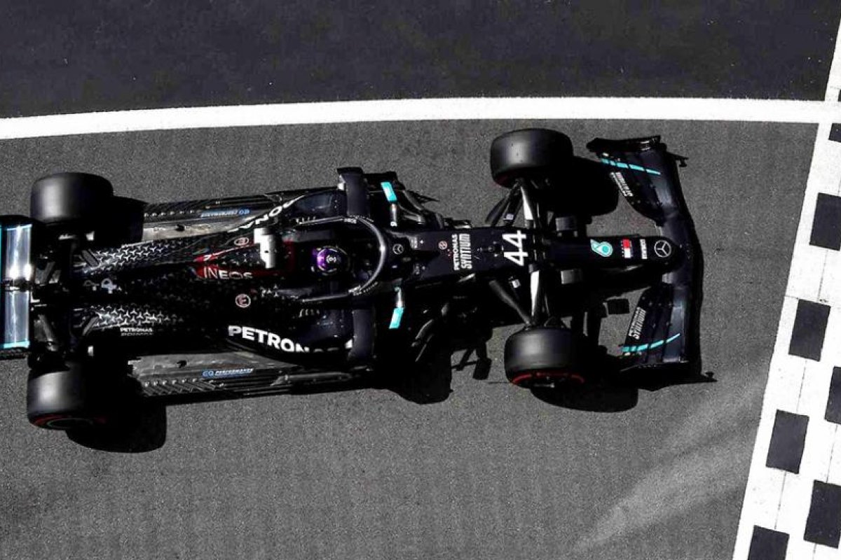 En una luchada clasificación, Hamilton logró la "pole"