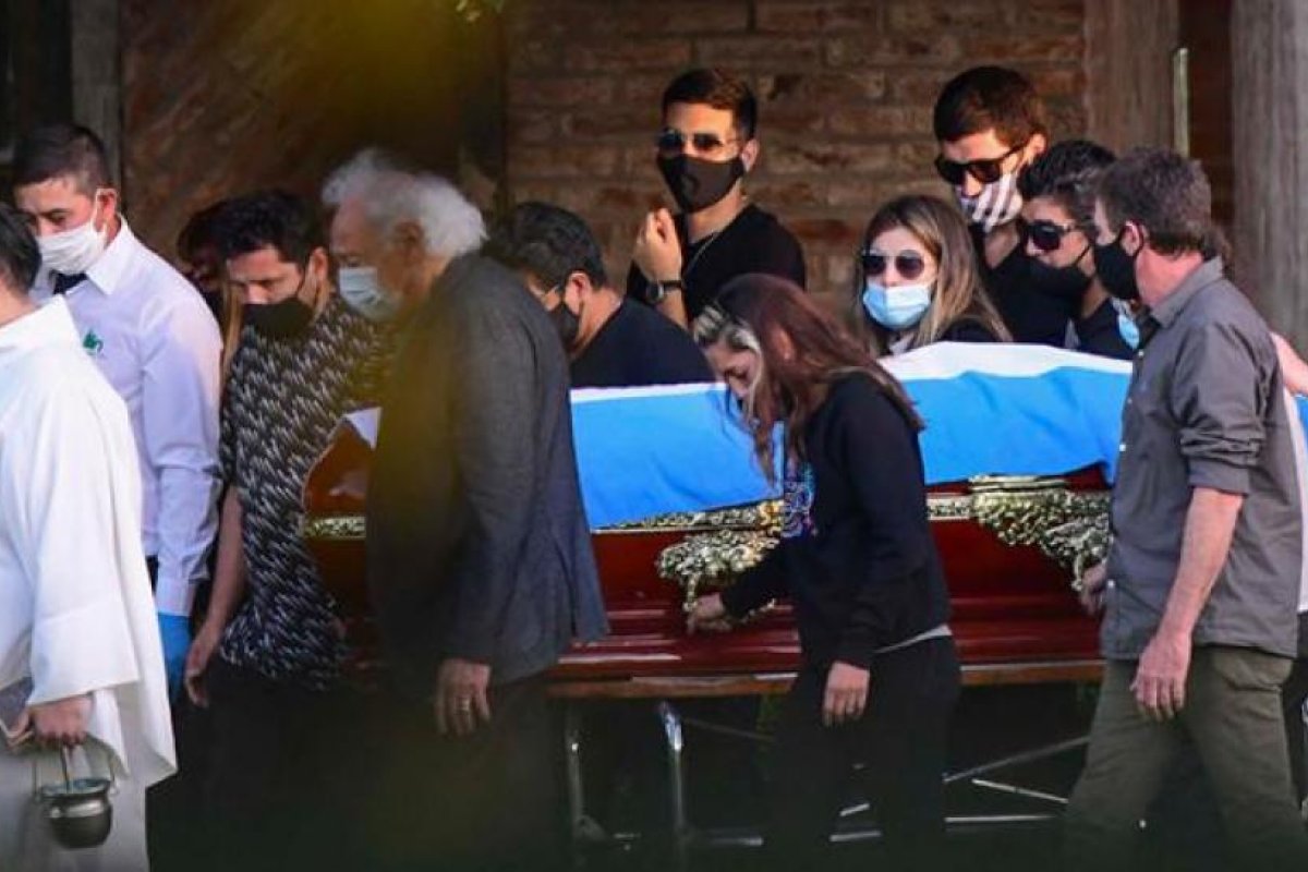 Los restos de Maradona ya descansan en su morada final