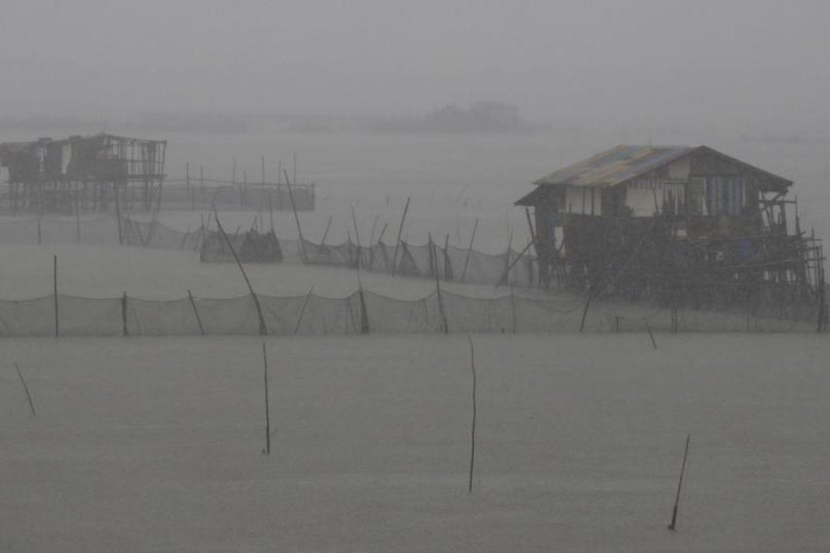La tormenta tropical más fuerte del año toca tierra en Filipinas con vientos "catastróficos"