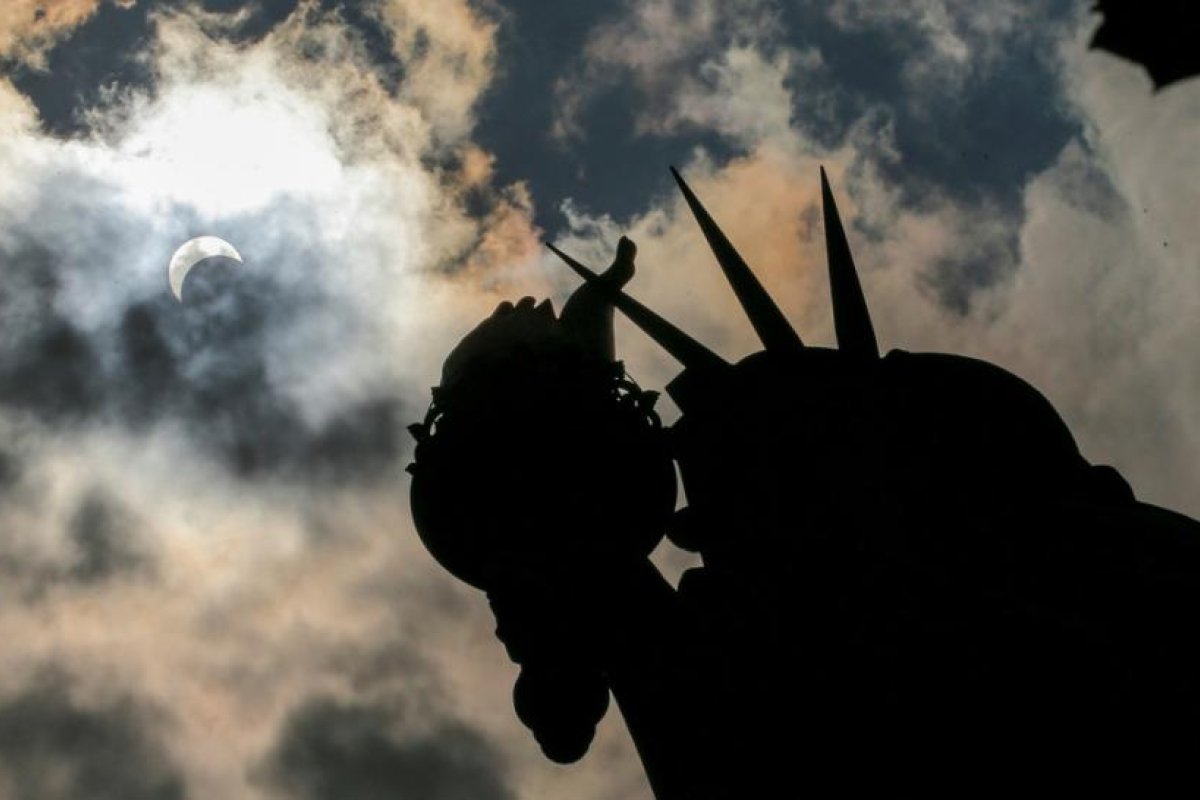 VIDEO: Un eclipse solar parcial adorna el cielo de Nueva York al amanecer