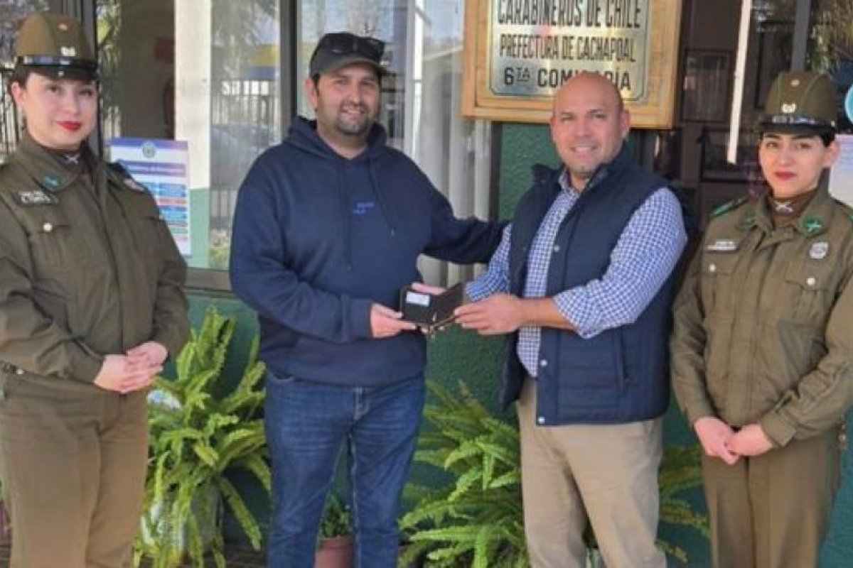 Un Carabinero devuelve billetera extraviada con dinero y documentos