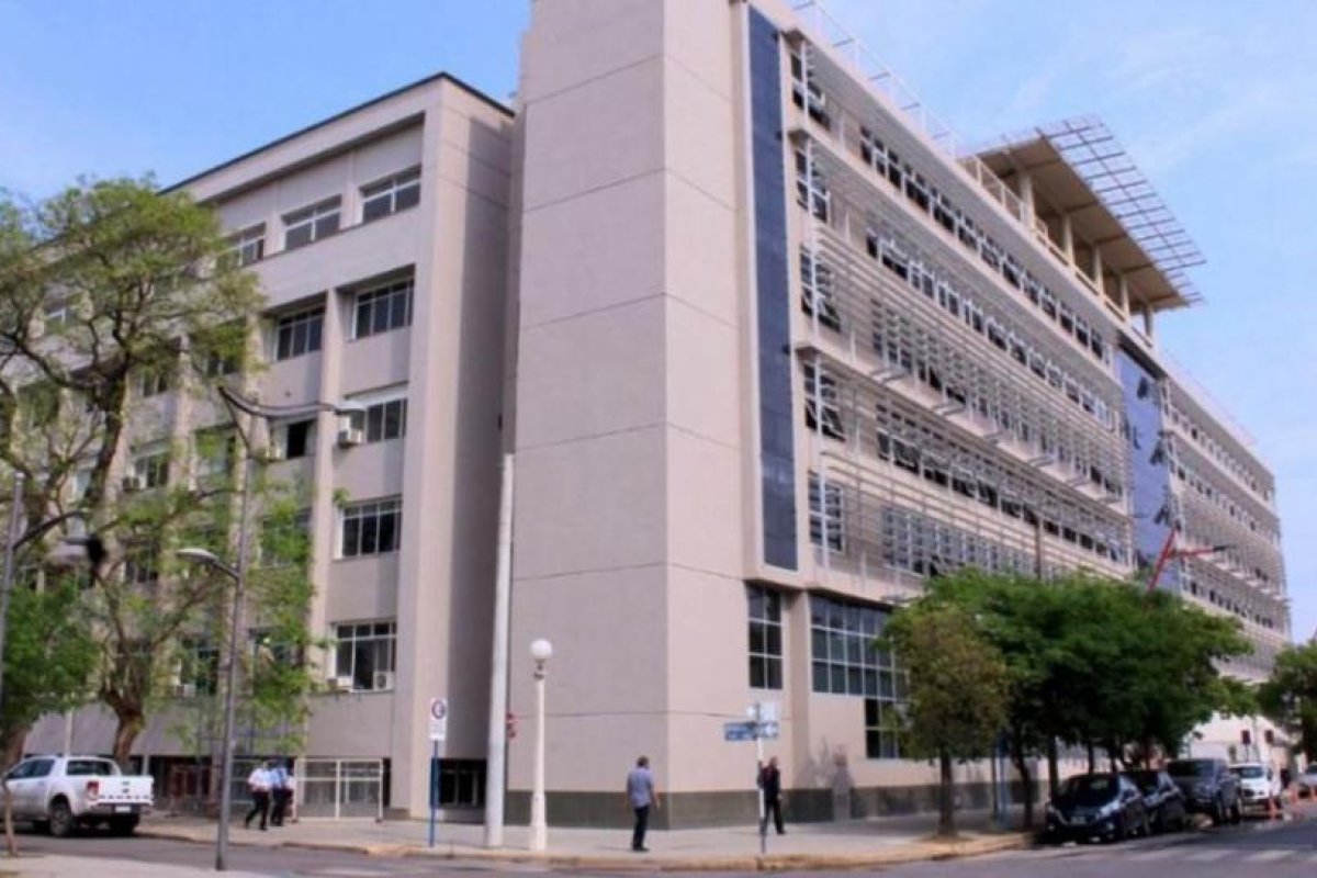 Revocación de condena a ex policía por abuso sexual: libertad y nuevas condiciones