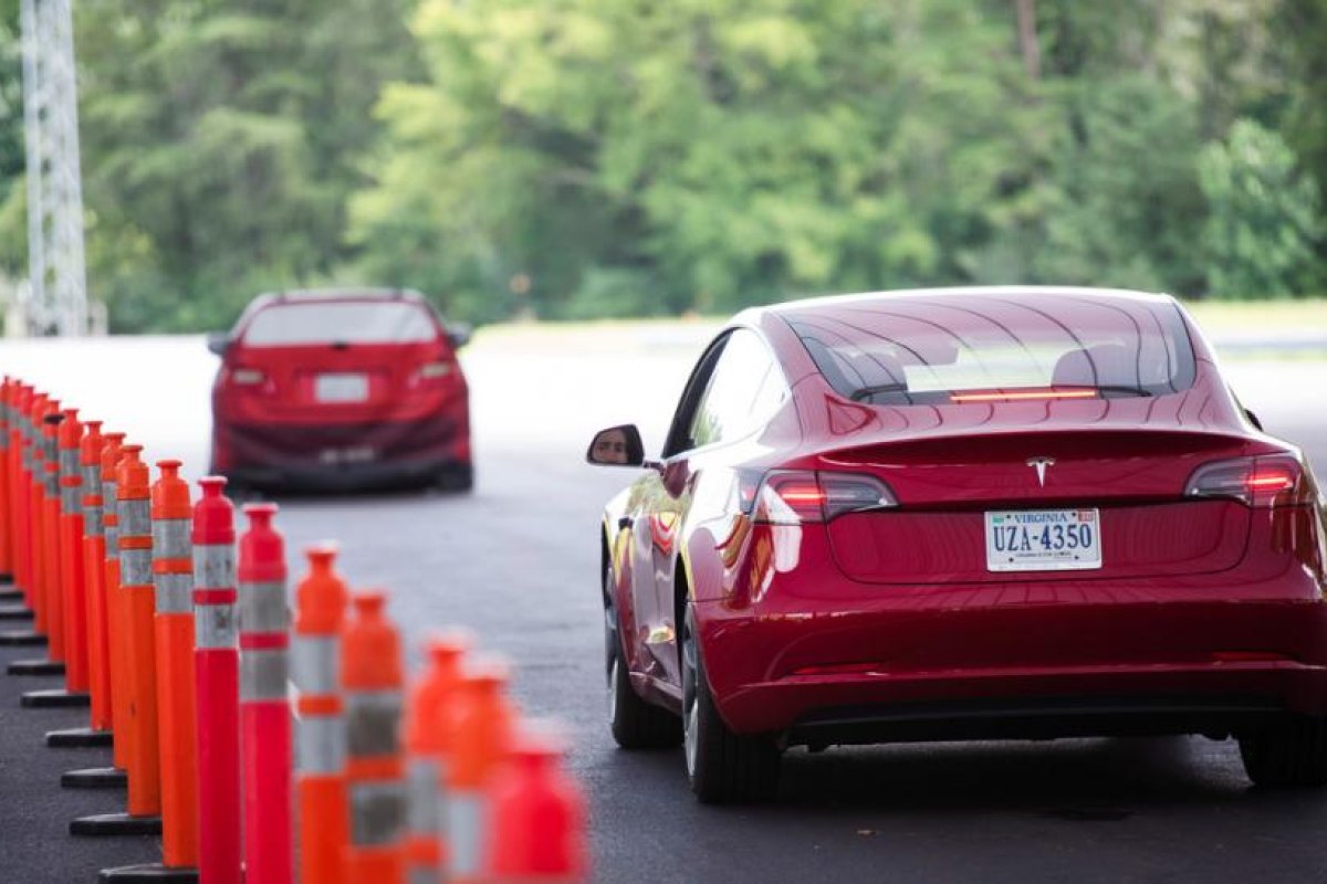 El conductor de un Tesla detenido por sentarse en el asiento trasero sin nadie al volante repite su acción afirmando que "Elon Musk sabe lo que hace"