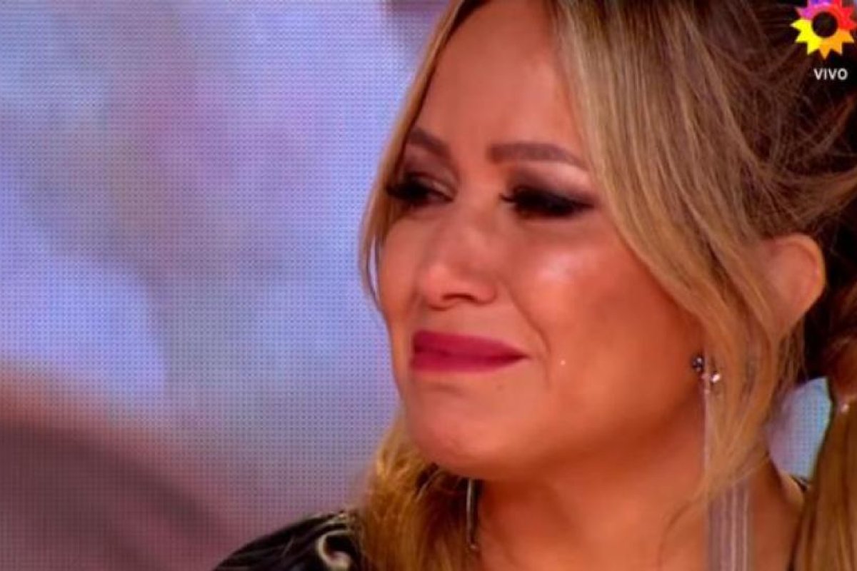Karina lloró por el conmovedor homenaje en el Cantando 2020 por el Día de la Madre