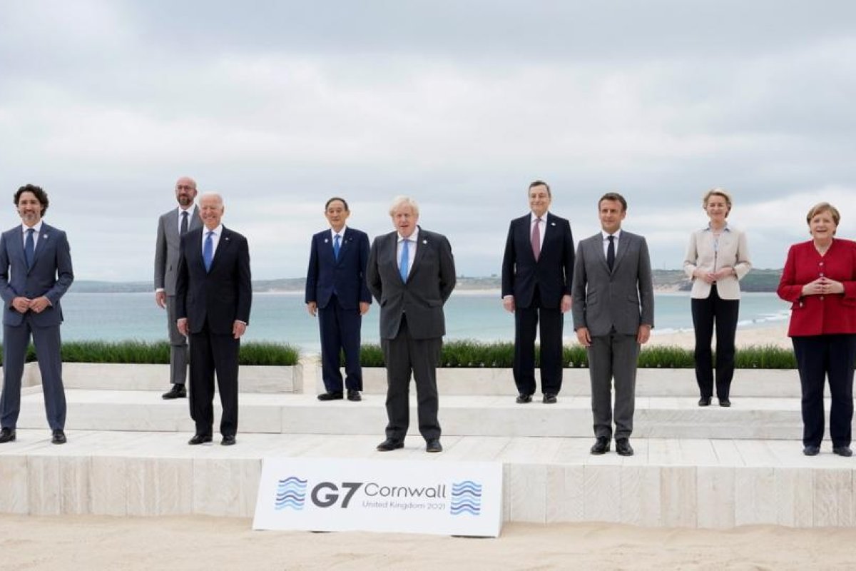 Publican la foto de los líderes de la cumbre del G7 manteniendo distancia social y la Red estalla con bromas