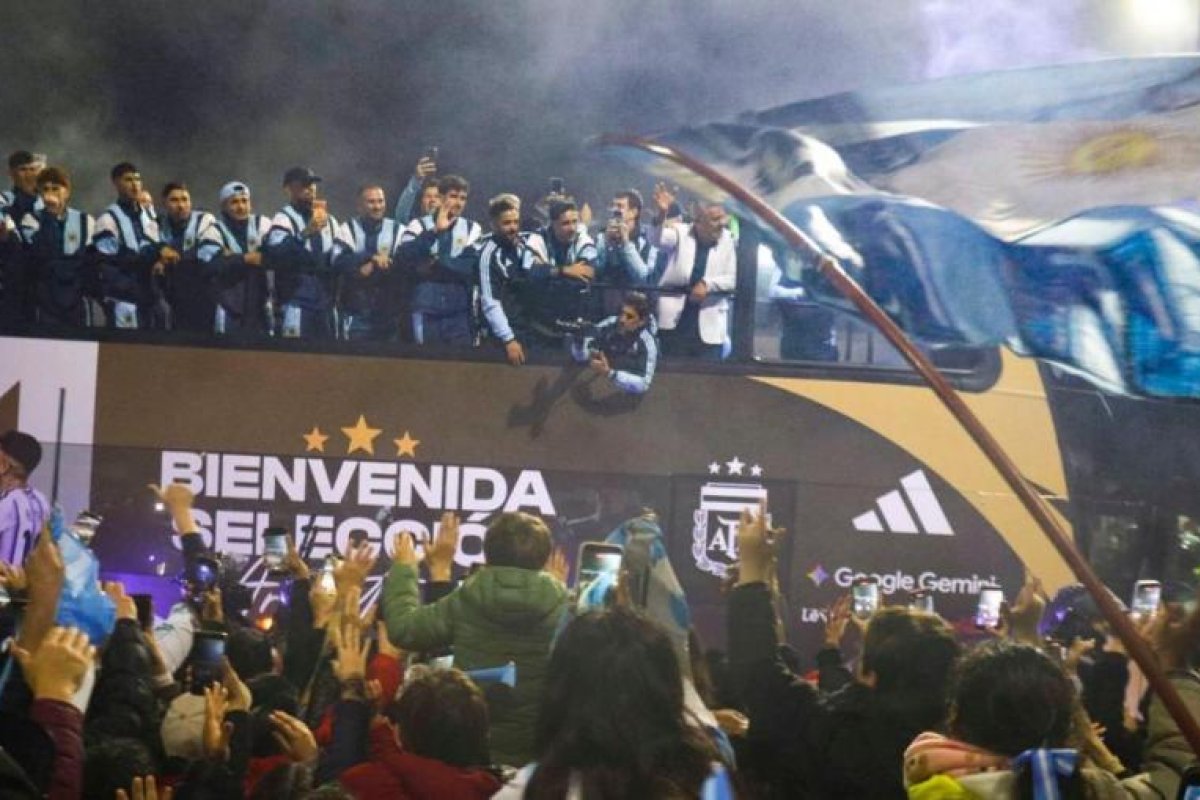 Emotivo recibimiento a la Selección argentina en Ezeiza tras el Mundial