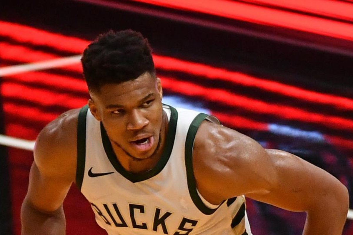 Los Bucks de Milwaukee establecen una nueva marca histórica en la NBA al anotar 29 triples en un solo juego