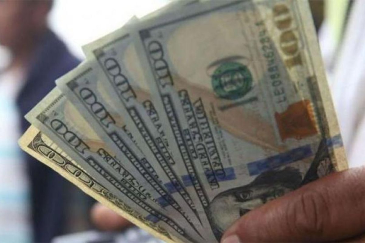 El dólar oficial aumentó a $82,92 y el blue bajó un peso, cerrando en $166