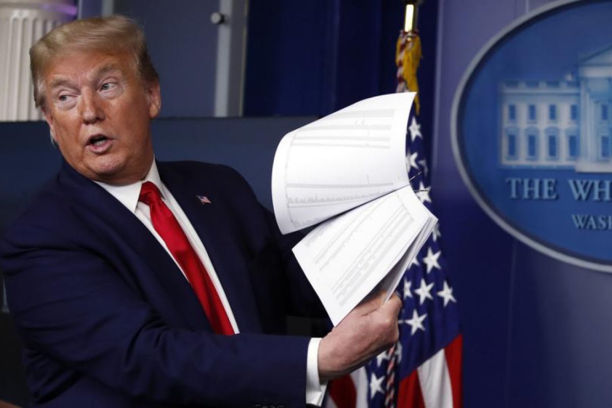 Confirman que Trump se llevó a su residencia en Florida documentos etiquetados como secretos tras concluir su mandato