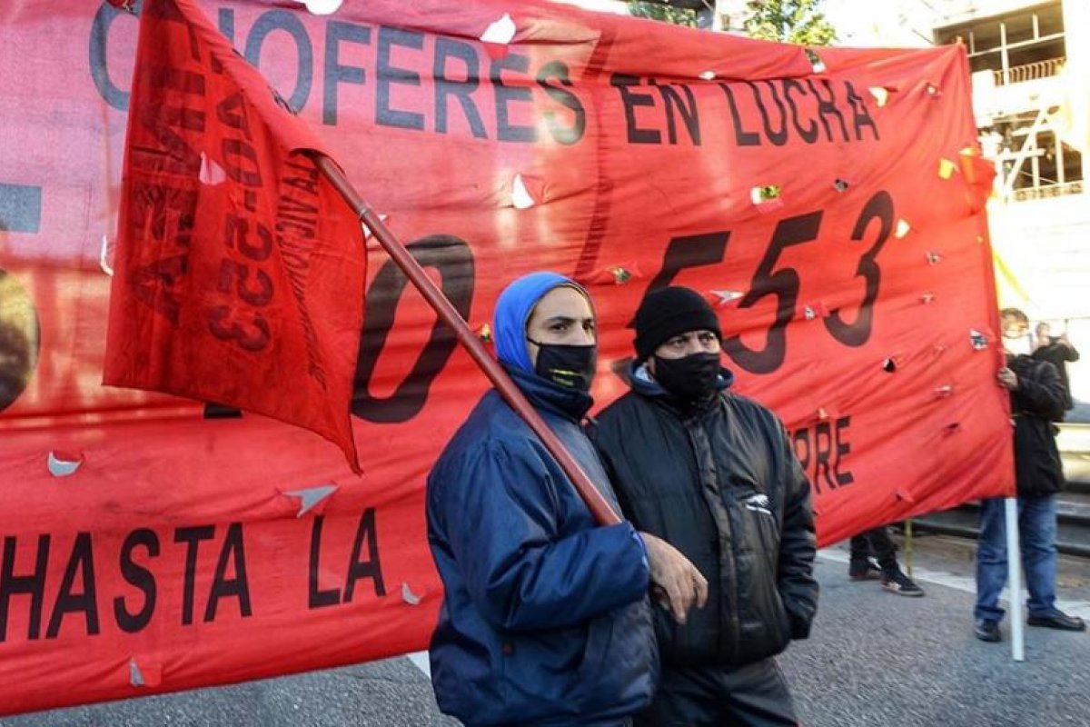 Colectiveros disidentes de la UTA reclaman paritarias y vacunas en los accesos porteños