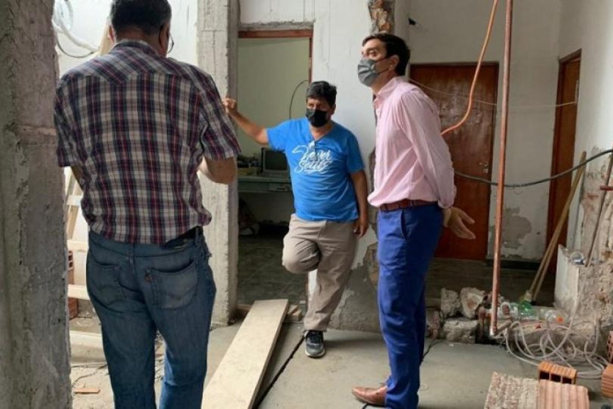 EL INTENDENTE DR. JORGE MUKDISE RECORRIÓ LA OBRA DE REFUNCIONALIZACIÓN DE LA SALA DE PRIMEROS AUXILIOS DE VILLA NUEVA