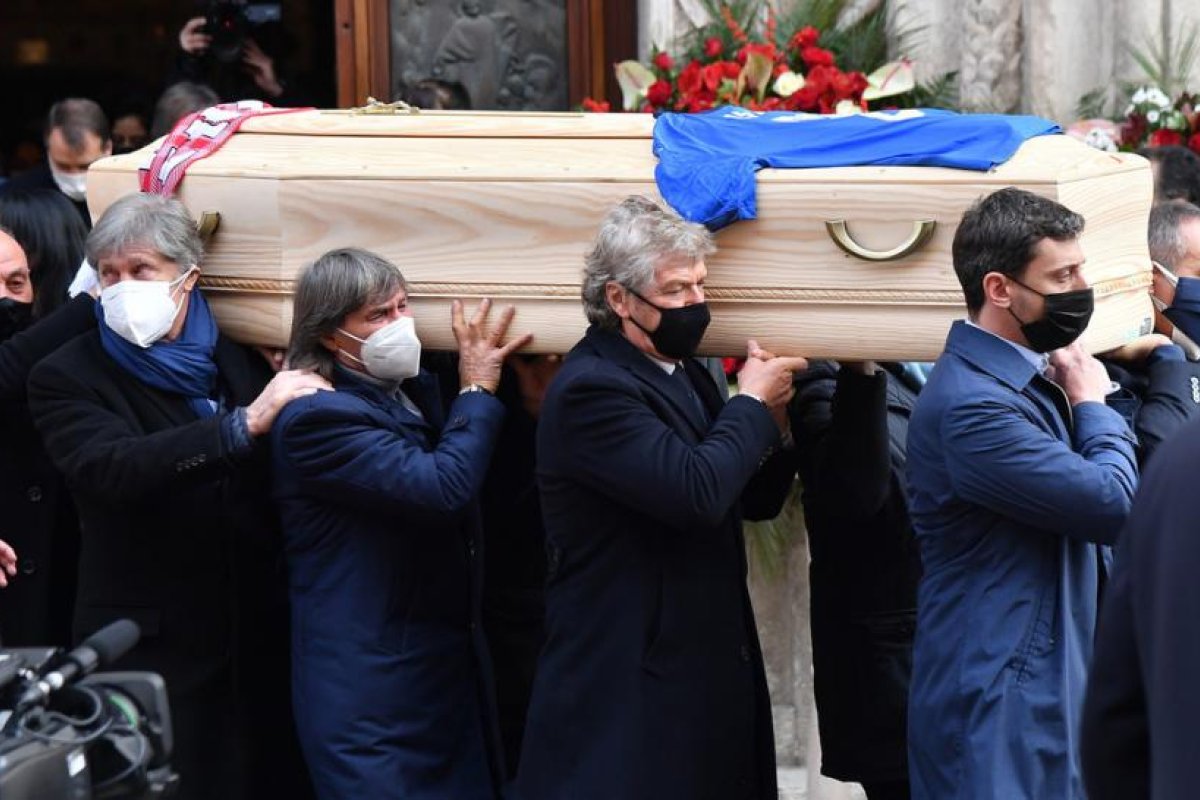 "Una profanación": Roban en la casa de Paolo Rossi durante su funeral