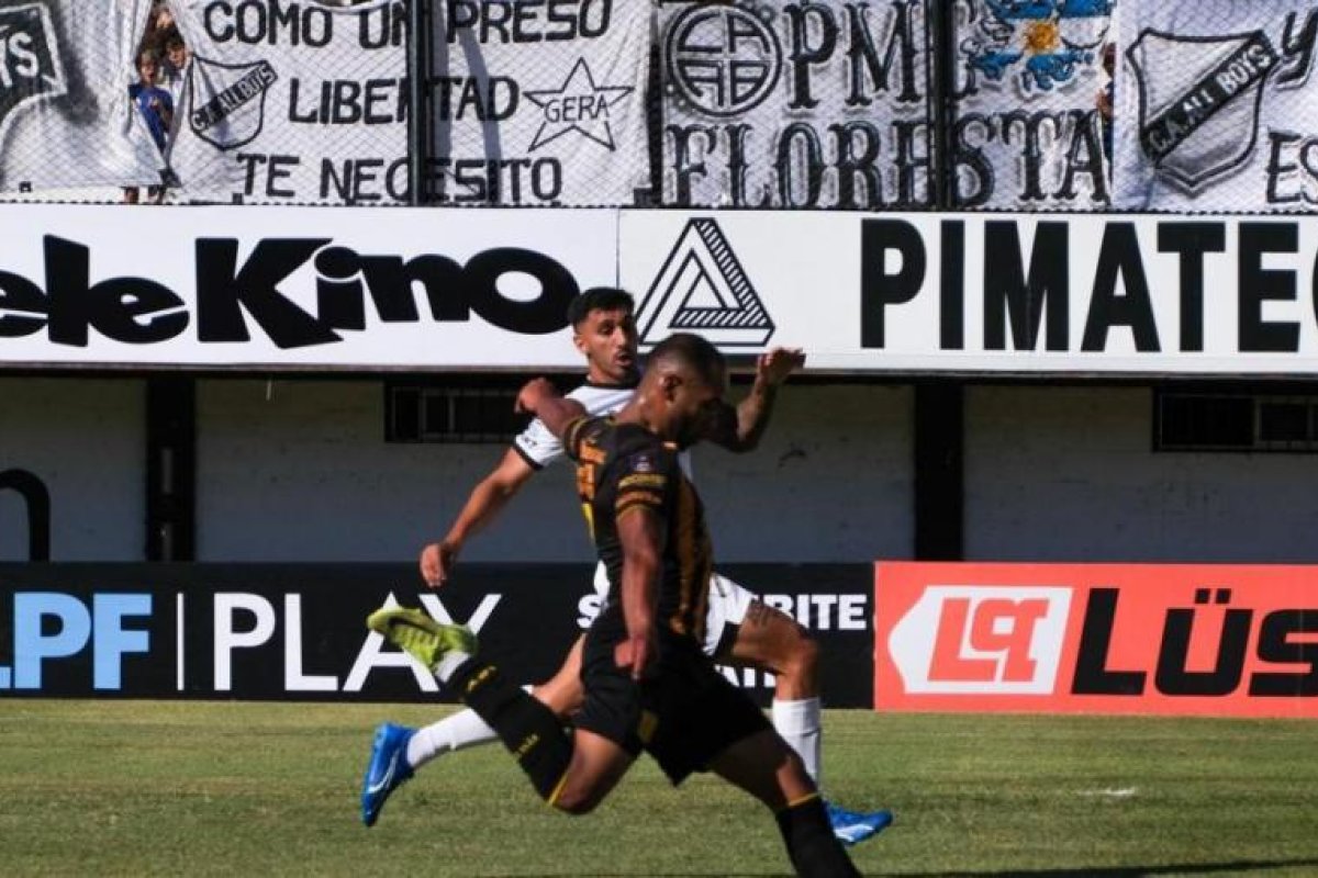 Mitre sucumbe en su debut tras no mantener la ventaja inicial