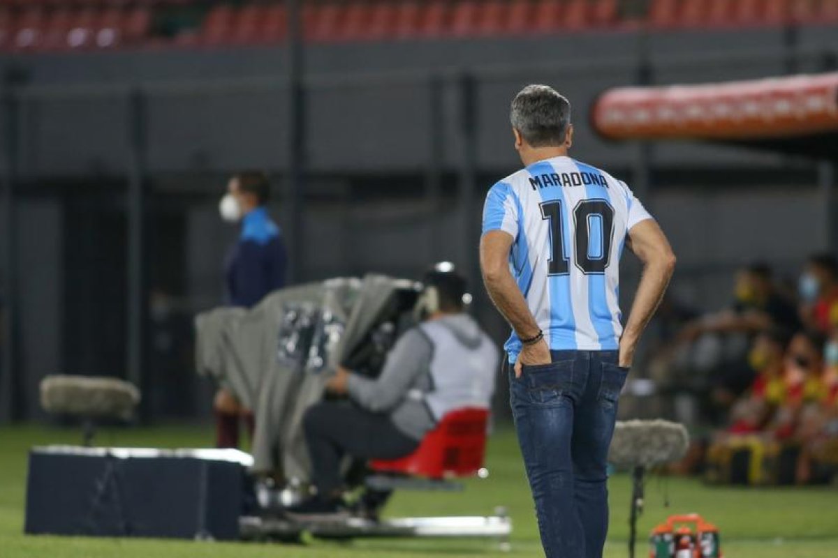 El entrenador del club brasileño Gremio viste la camiseta de Maradona en un partido de la Copa Libertadores