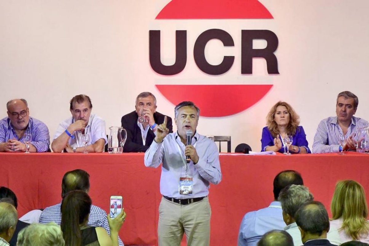 La UCR busca liderar la oposición y resiste al "operativo seducción" del Gobierno