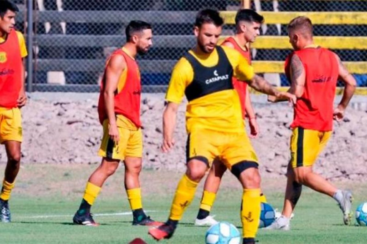 Ensayo de fútbol en Mitre de cara a la visita a San Martín de San Juan