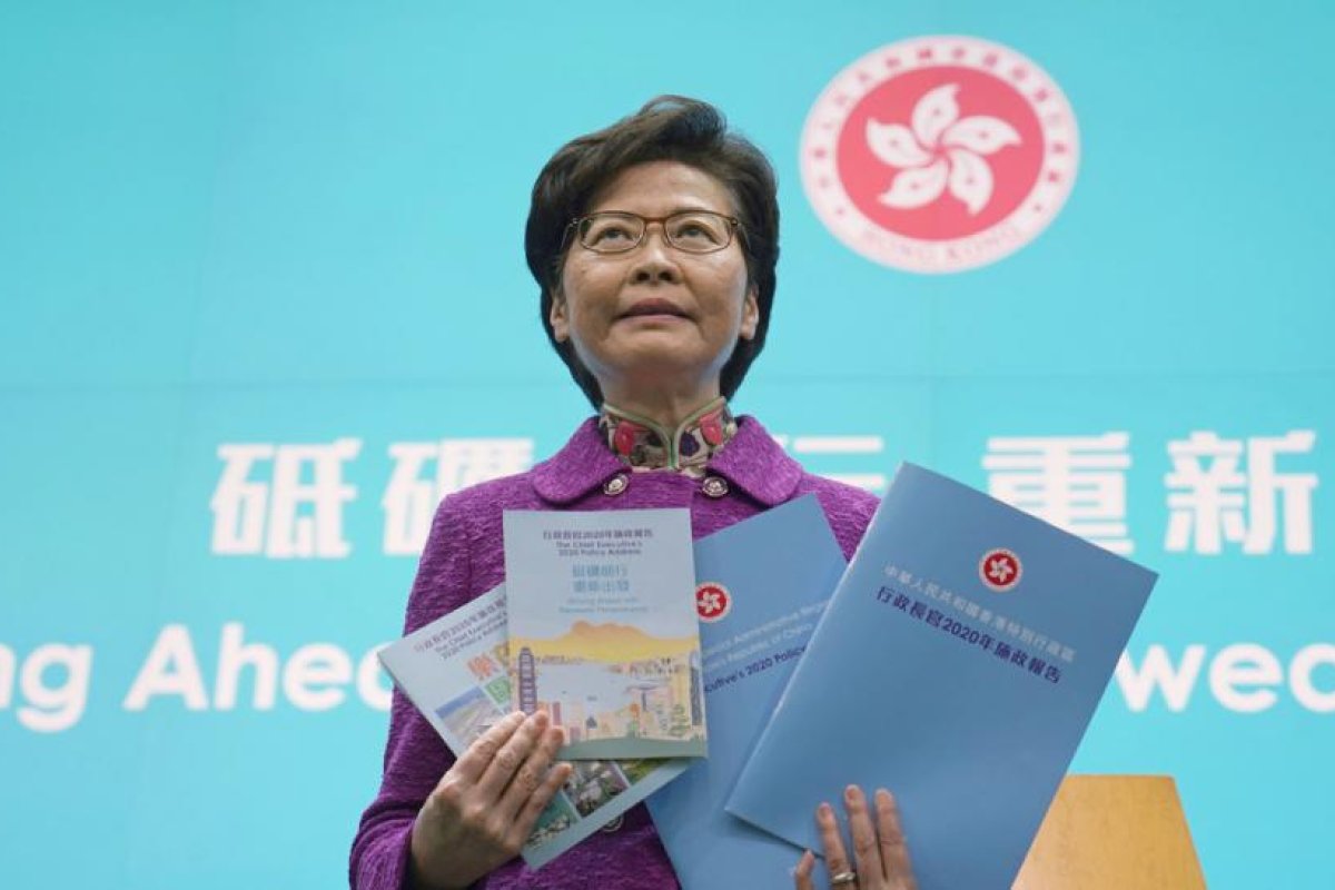 La jefa ejecutiva de Hong Kong confiesa que tiene "pilas de dinero" en efectivo en su casa y explica por qué