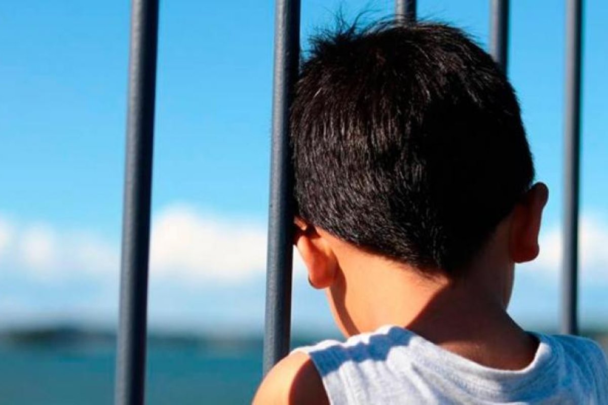 Maltrato infantil: en plena siesta una mamá ató a su hijo de dos años a un poste