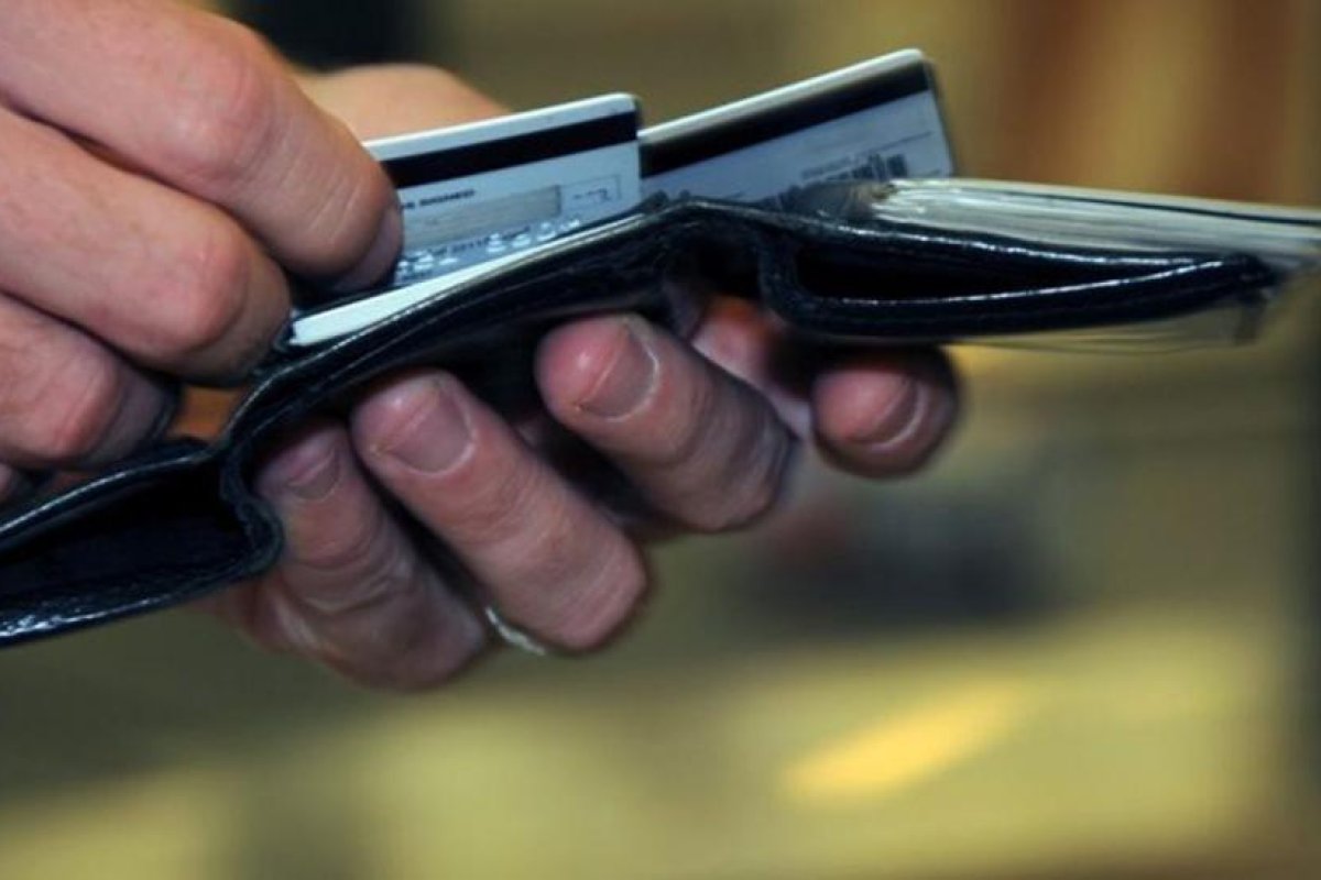 Cómo denunciar cobros de “plus” por el uso de tarjetas sociales y Alimentar