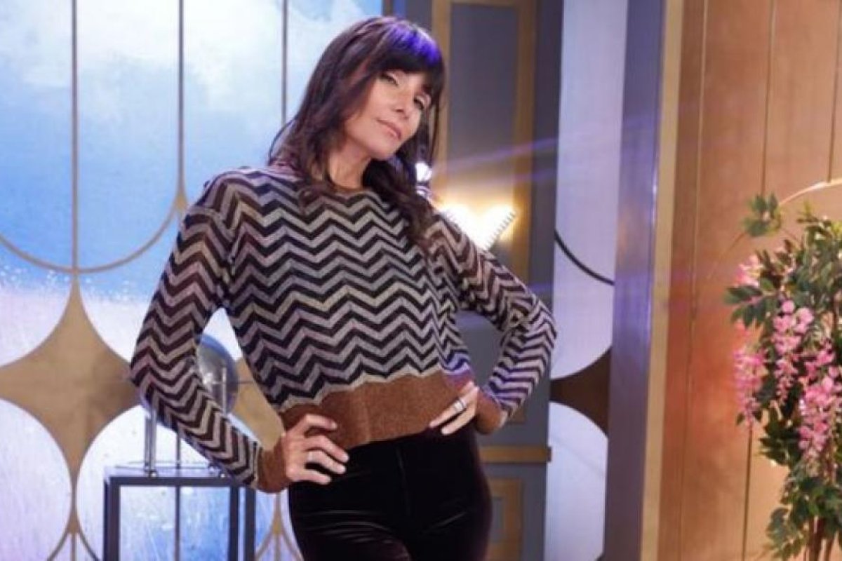 Juana Viale deslumbra con un look retro en "Almorzando con Juana"
