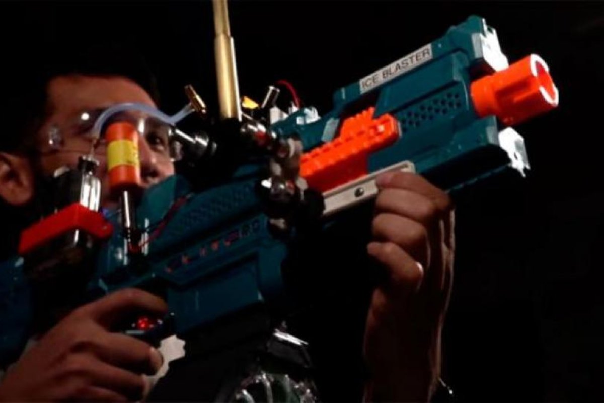Youtuber le puso un motor a nafta a un rifle de juguete y el resultado es asombroso