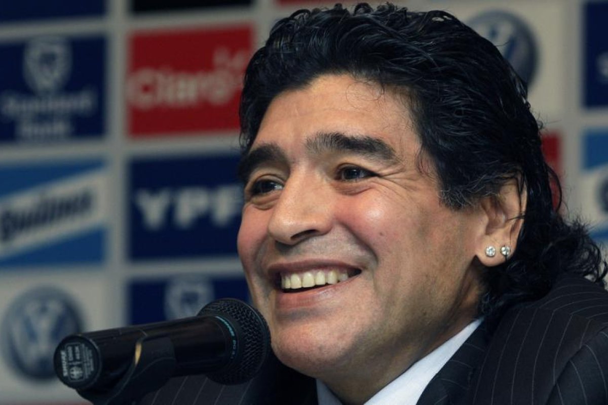Aparece una foto inédita de Maradona abrazando a su 'hermano menor' italiano cuando jugaba en el Nápoles