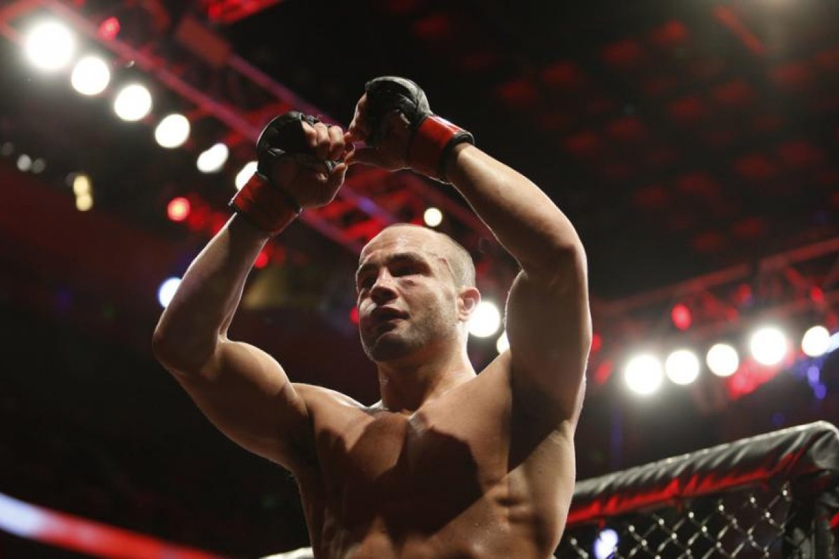 El astro de MMA Eddie Álvarez es descalificado tras propinarle un brutal golpe en la nuca a su rival y explota en llanto en su esperada vuelta al ring