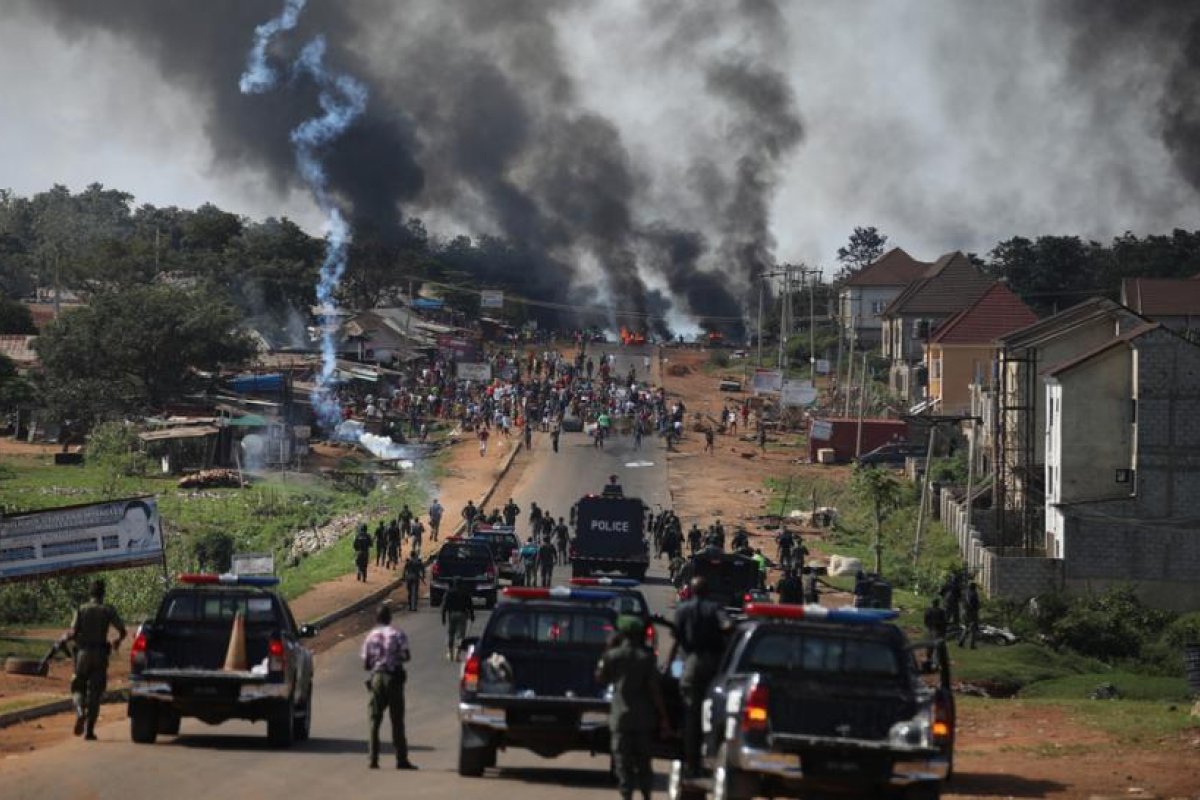 Advertencia de la Policía en medio de violentas protestas en Nigeria: "Los matones no tendrán días libres para matar, destruir y saquear viviendas"