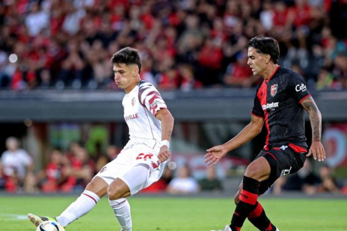 Estudiantes se consagra líder de la Zona A tras vencer a Newell's 2-0