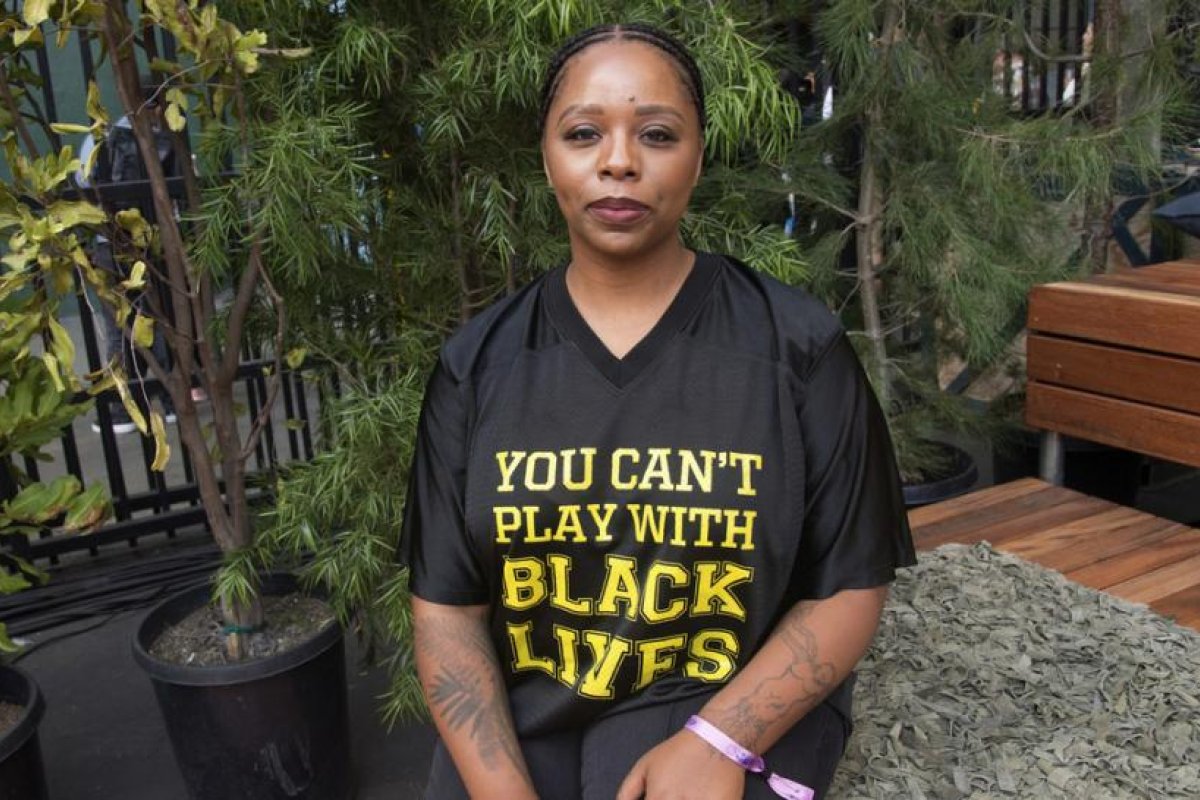 "Es una ofensiva de la derecha": Cofundadora de Black Lives Matter rechaza críticas por sus gastos millonarios en propiedades de lujo