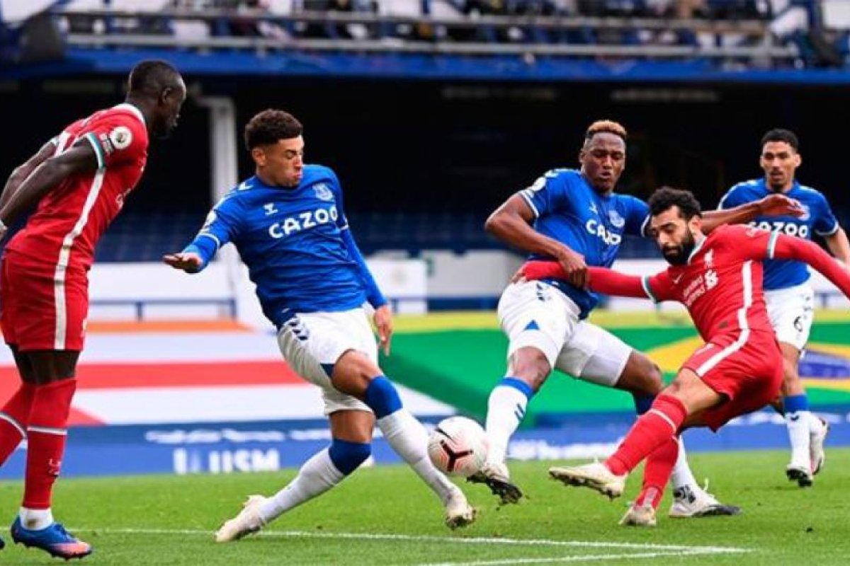 Liverpool igualó en el clásico ante Everton con un final polémico