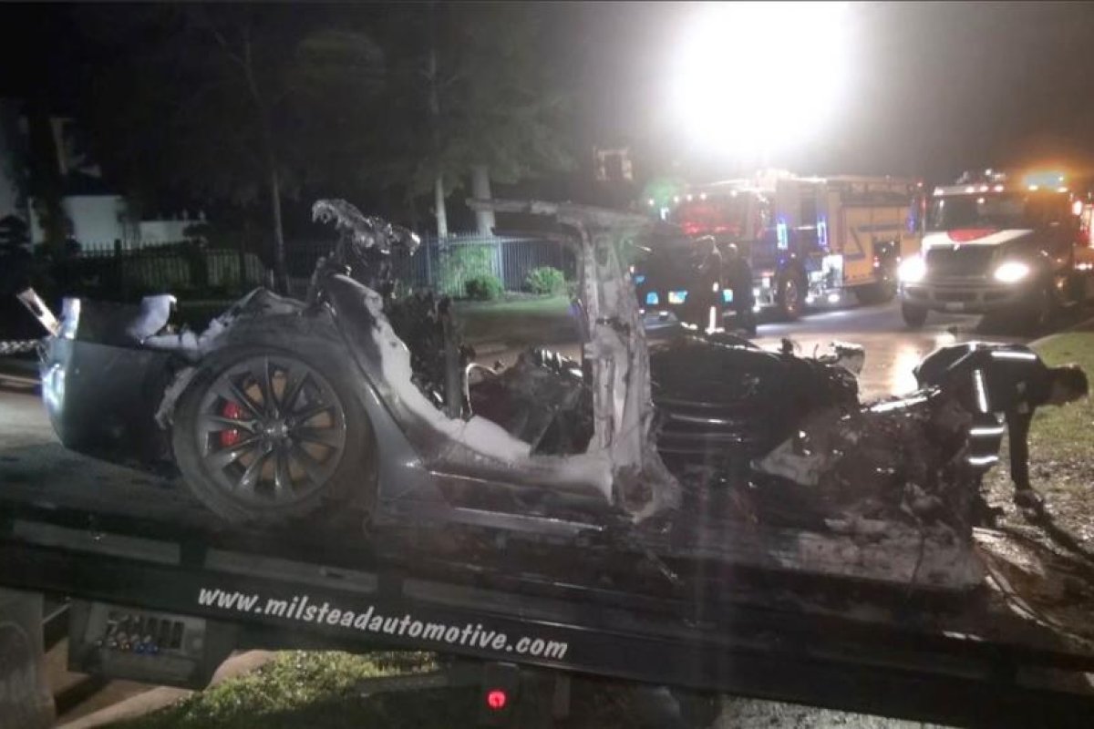 Descubren en los autos Tesla fallas en el sistema de piloto automático que podrían representar "un peligro extremo"