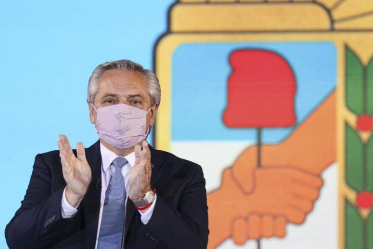 El Presidente "sigue evolucionando en forma favorable" de su cuadro de coronavirus