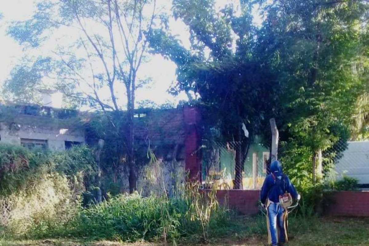 La oficina del interior impulsa al programa de desmalezado y limpieza de edificios públicos en escuelas del Dique Frontal