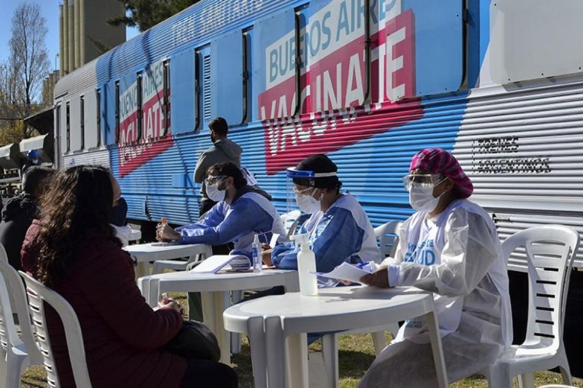 Estudian vacunar a menores de 40 años antes de fin de mes