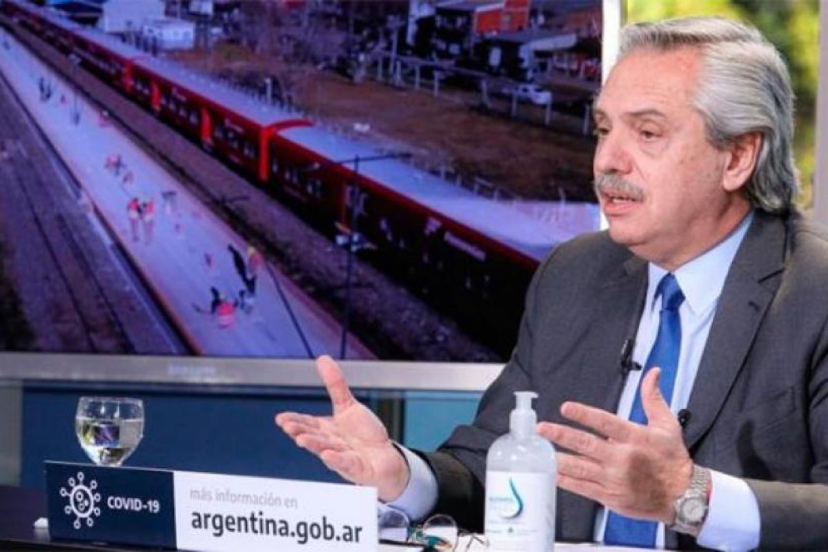 Alberto Fernández encabeza un acuerdo para fabricar más de 1000 coches de tren
