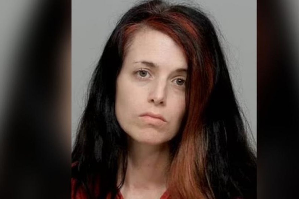Una asistente de una escuela secundaria es arrestada por mantener relaciones sexuales con un alumno de 12 años