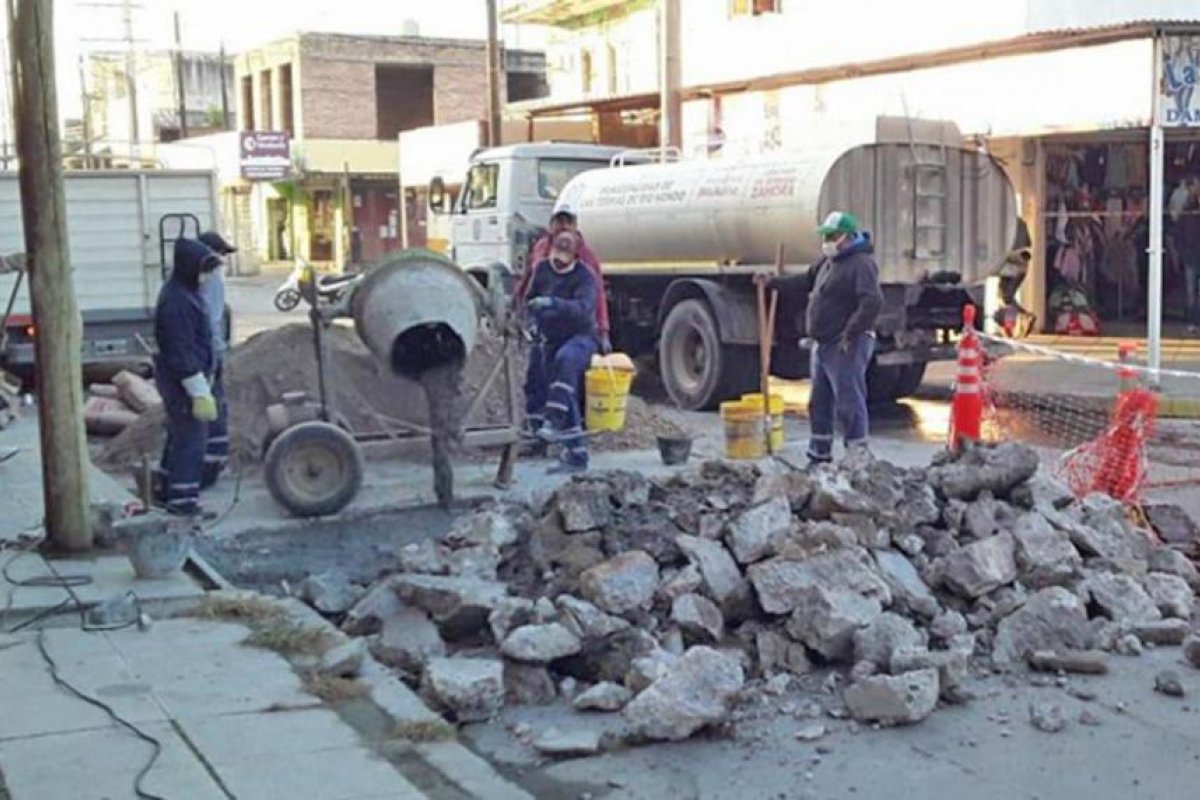 Realizan trabajos de bacheo y mejoras de las calles del microcentro de Las Termas de Río Hondo