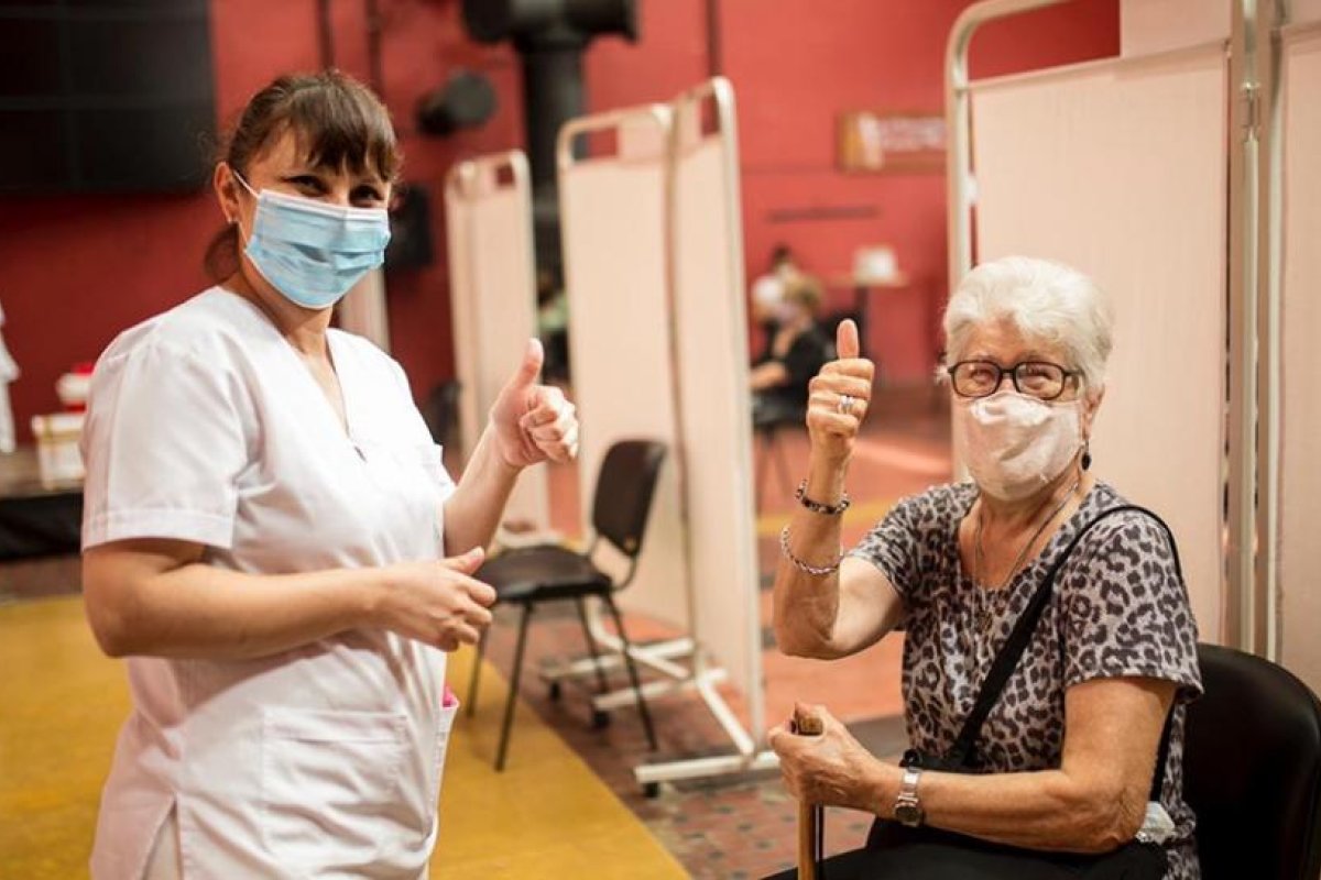 Se distribuyen más vacunas y Argentina superará los 8.000.000 de personas vacunadas
