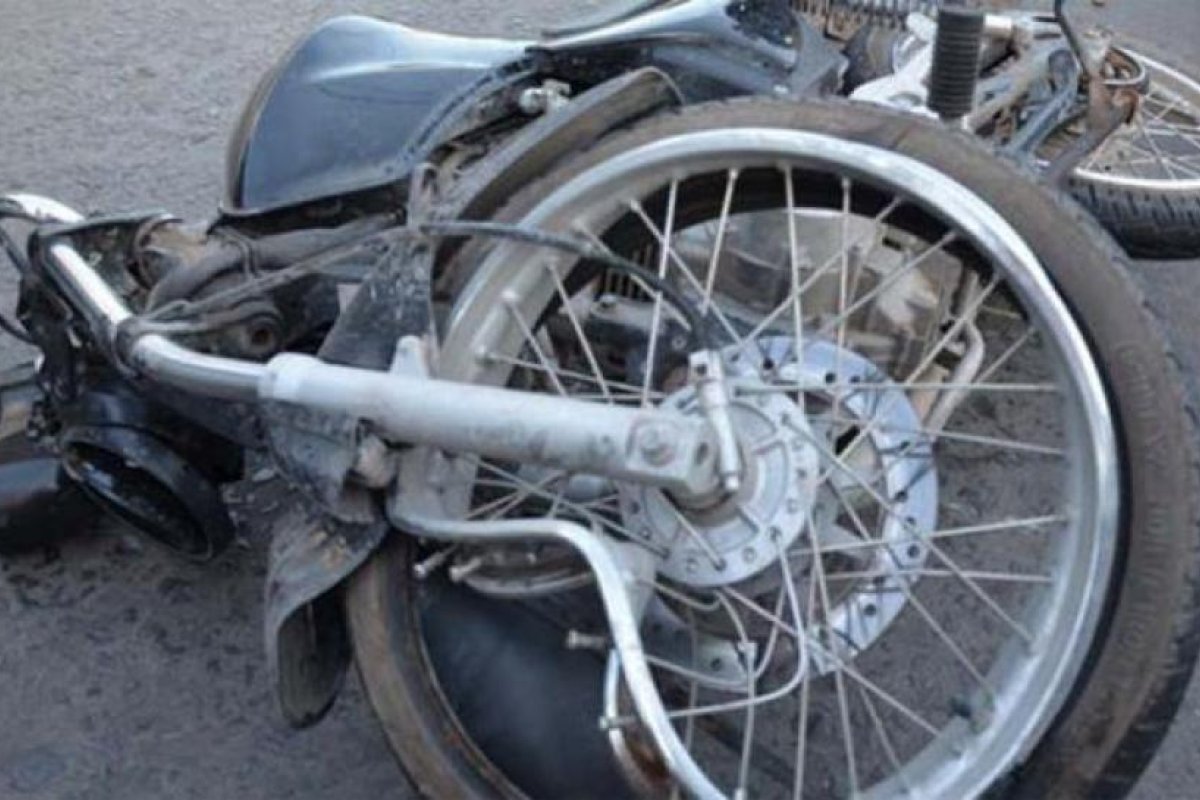 Motociclista en aparente estado de ebriedad chocó contra una columna de cemento