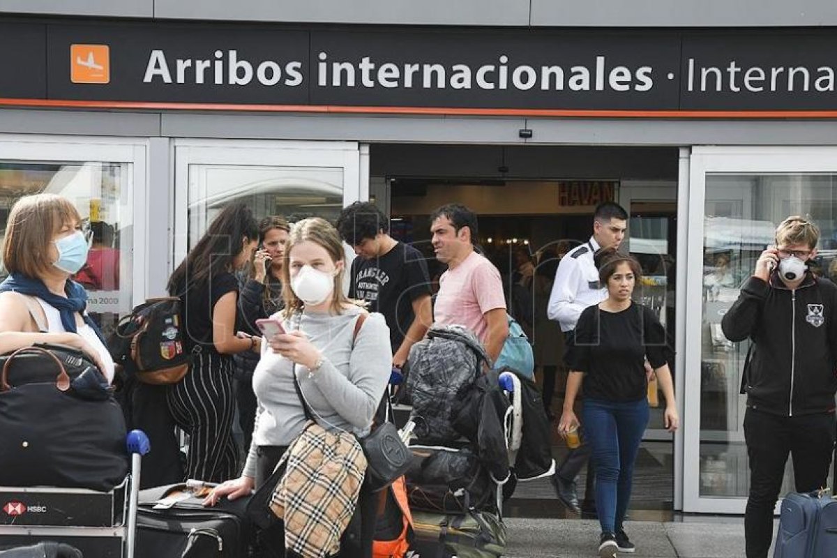 Por nuevas cepas, suspenden desde el sábado los vuelos de Brasil, Chile y México