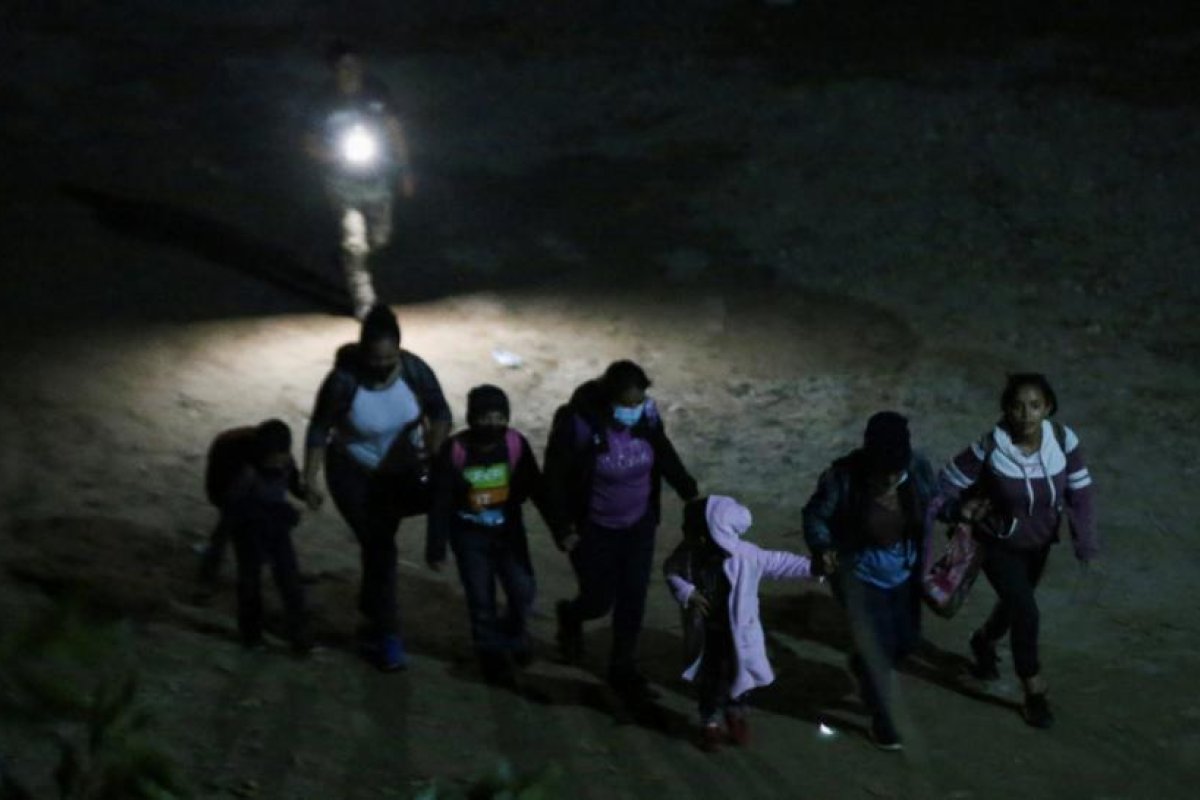 Un pastor combate en Internet a los traficantes que se aprovechan de los migrantes que quieren entrar en EE.UU.