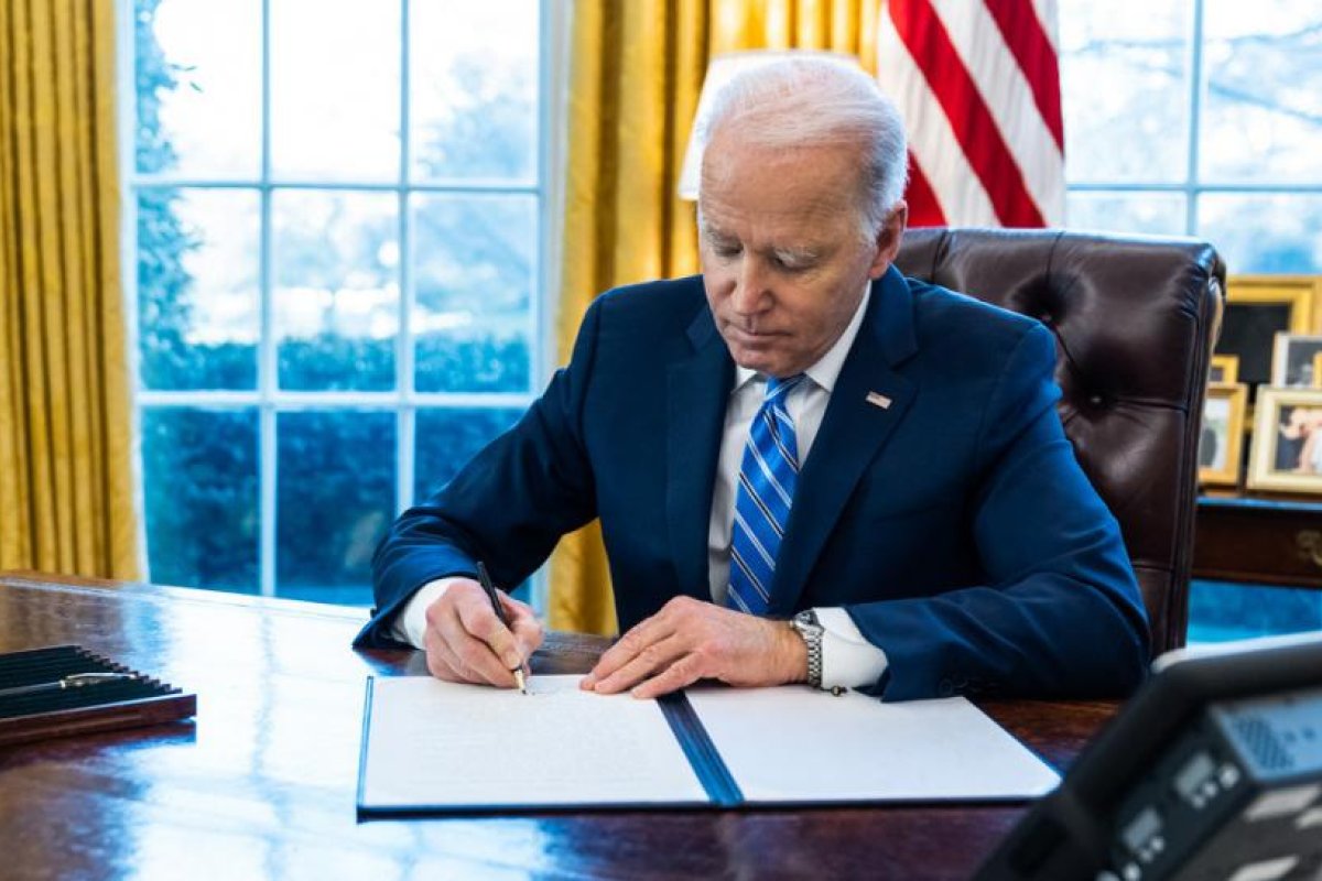 Joe Biden firma una orden ejecutiva que convierte el acoso sexual en un crimen militar