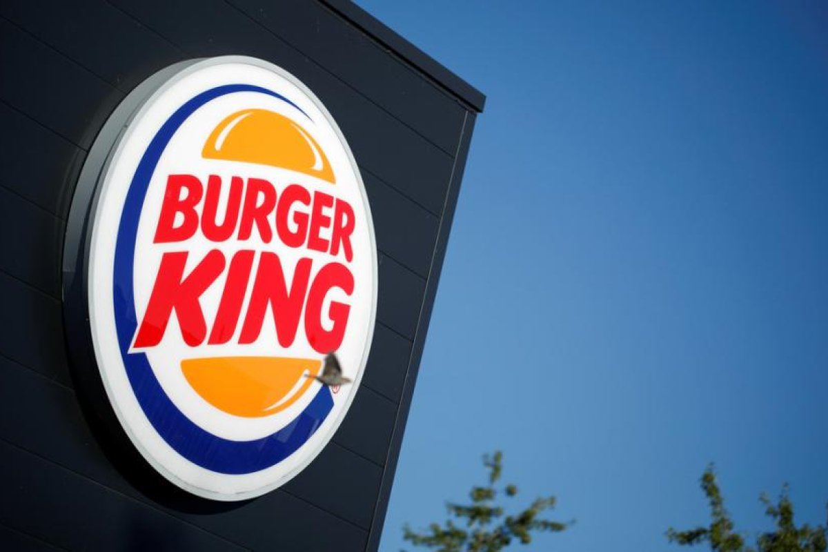Burger King tuitea que "las mujeres pertenecen a la cocina" para promocionar una beca, es fuertemente criticado e incluso recibe una respuesta de KFC