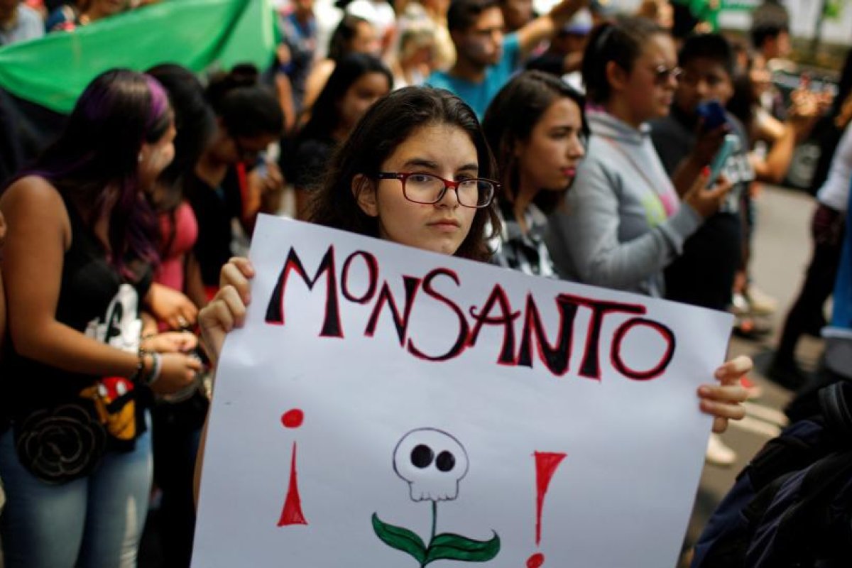Cómo funcionarios de EE.UU. y Bayer presionaron a México para que modifique su política contra el glifosato