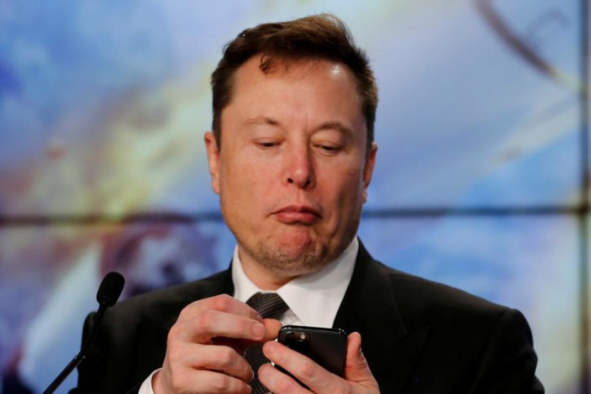 Elon Musk ofrece su "argumento más potente contra la existencia de los extraterrestres" y provoca una ola de bromas en Twitter