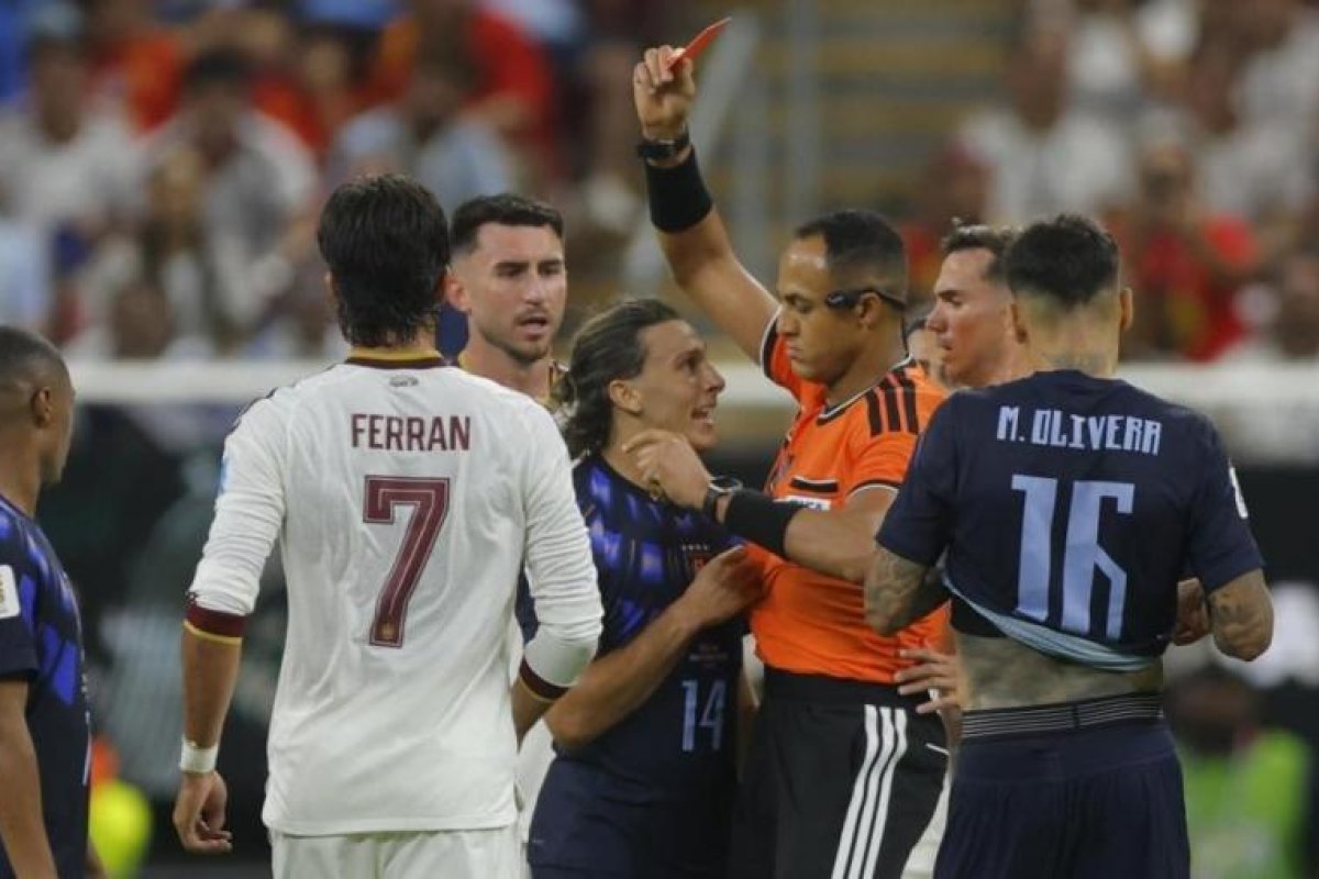 Ismail Elfath: el árbitro estadounidense para la semifinal Argentina-Inglaterra