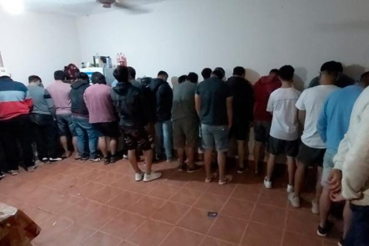 Fernández: detienen a 21 personas durante una fiesta clandestina