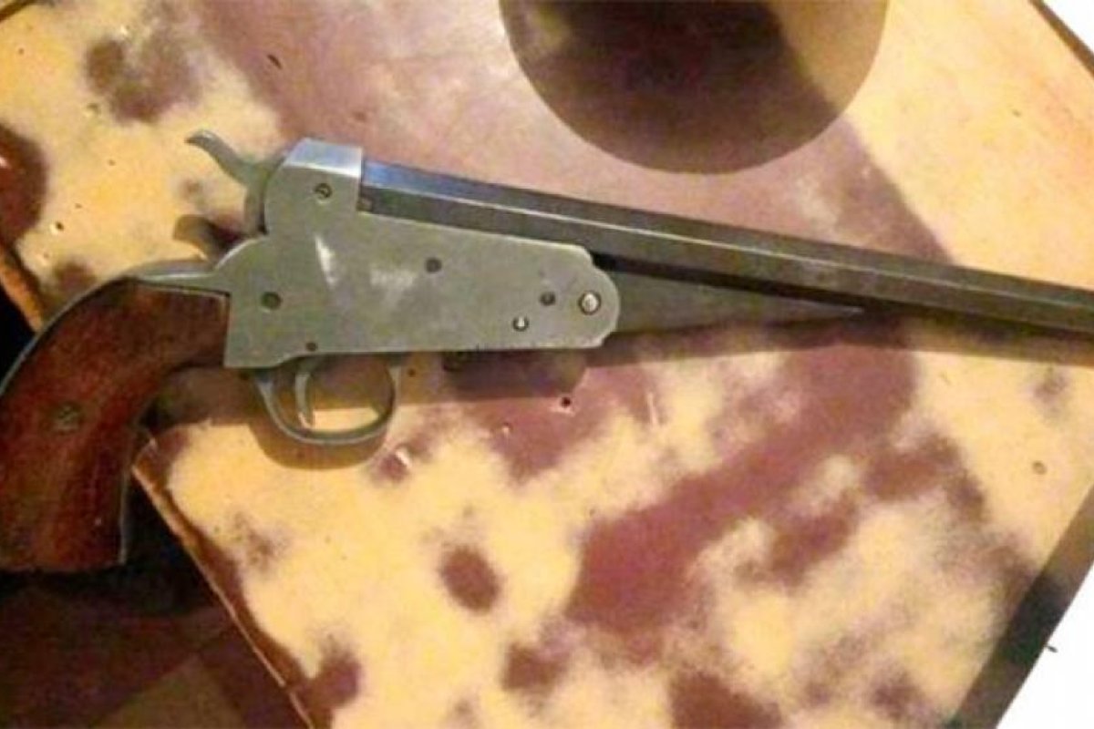 Sacó un arma contra los policías que le pidieron que dejara de beber