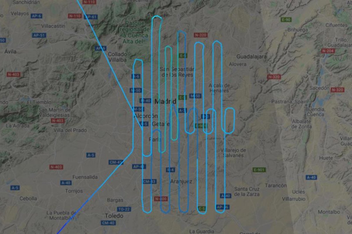 "¿Nos están fumigando?": El enigmático vuelo de un avión sobre Madrid que 'inquieta' a los usuarios